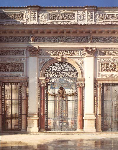 Particolare della facciata del Casino dell'Aurora Pallavicini